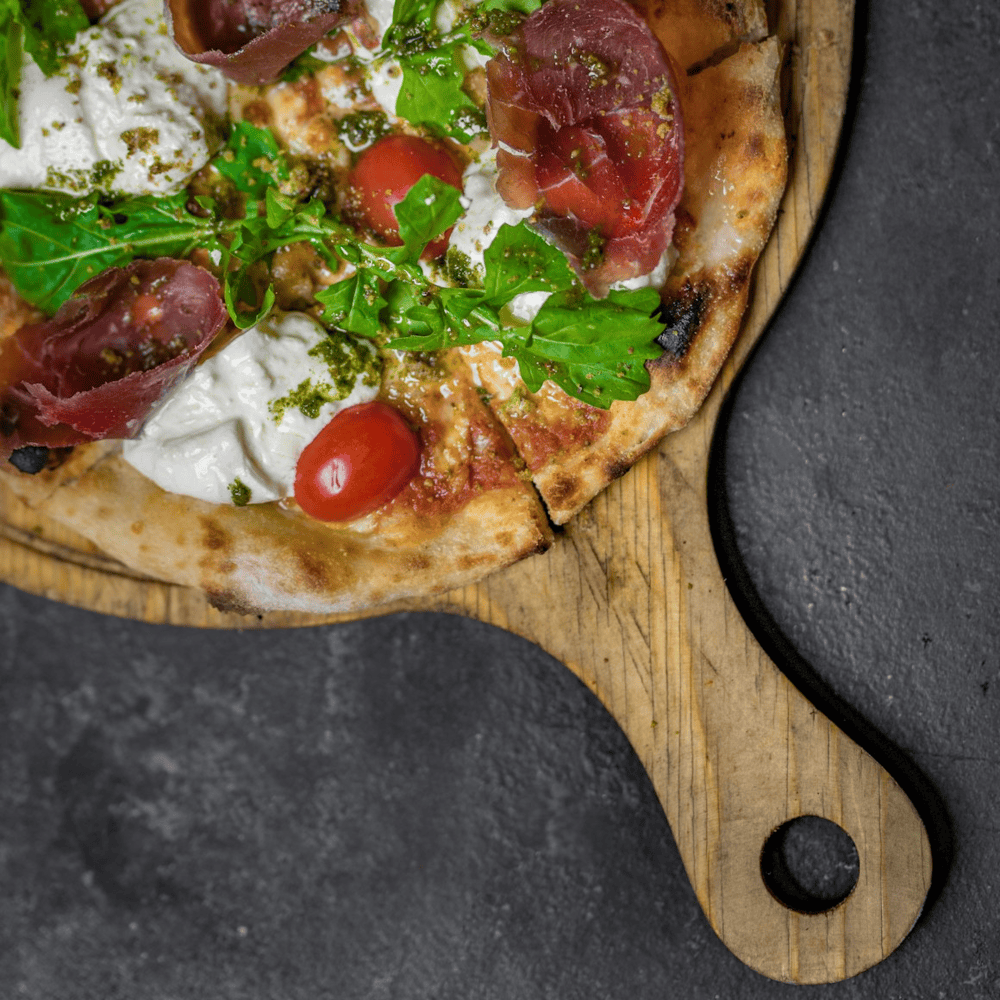 Verschillende soorten Napolitaanse pizza's op een buffet
